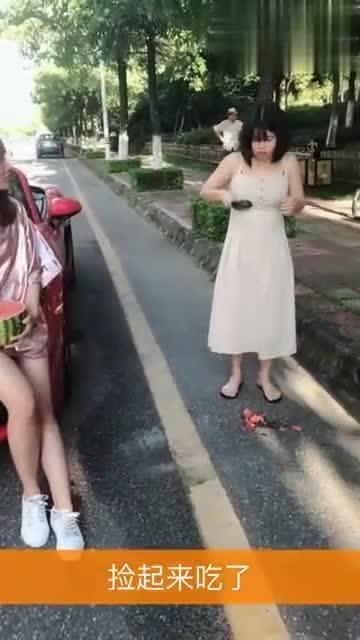 美女免费街边吃瓜,美女免费品尝瓜果盛宴  第2张